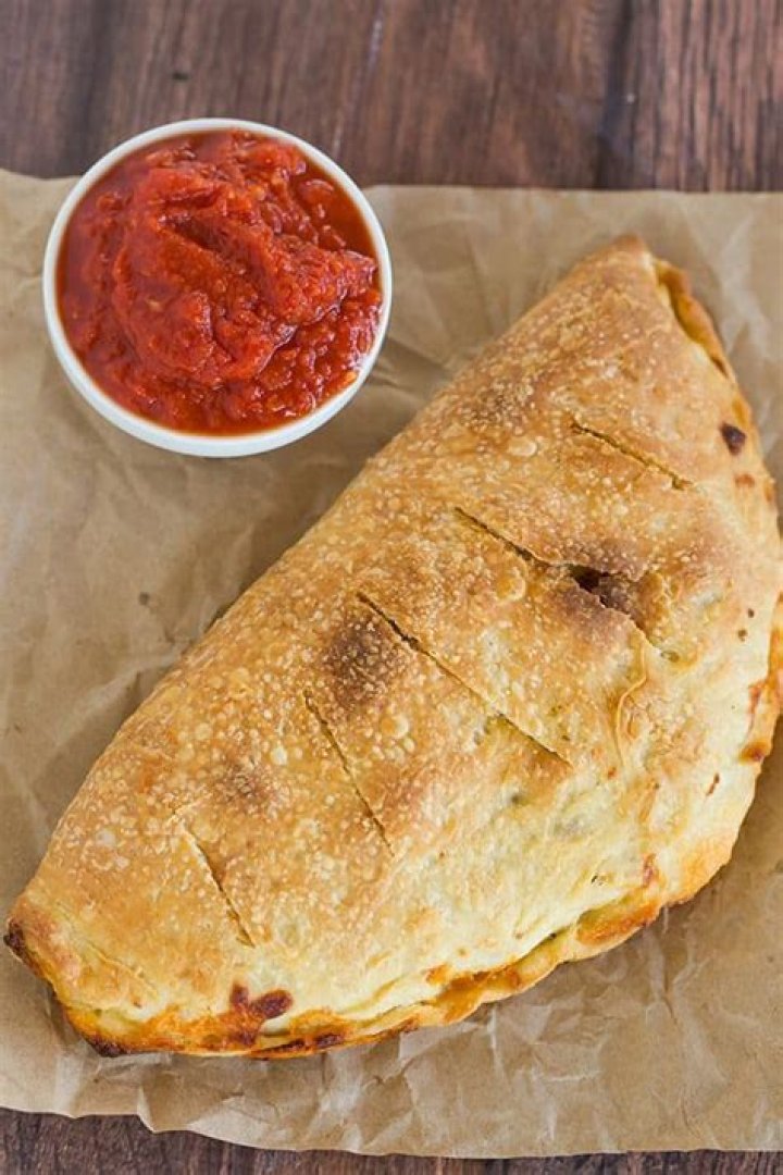 Does calzone or stromboli have sauce?