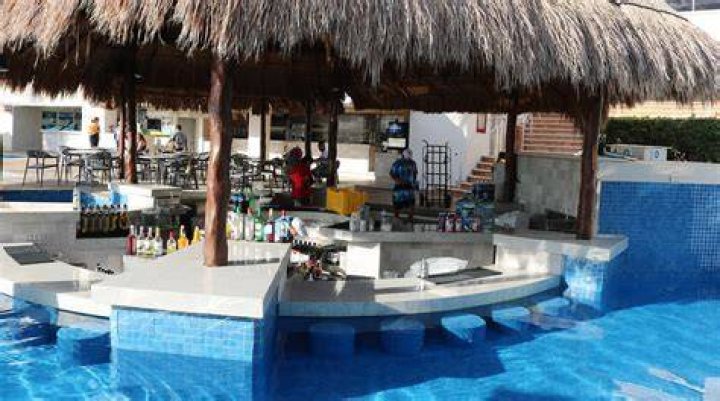Does GR Solaris have a swim up bar?