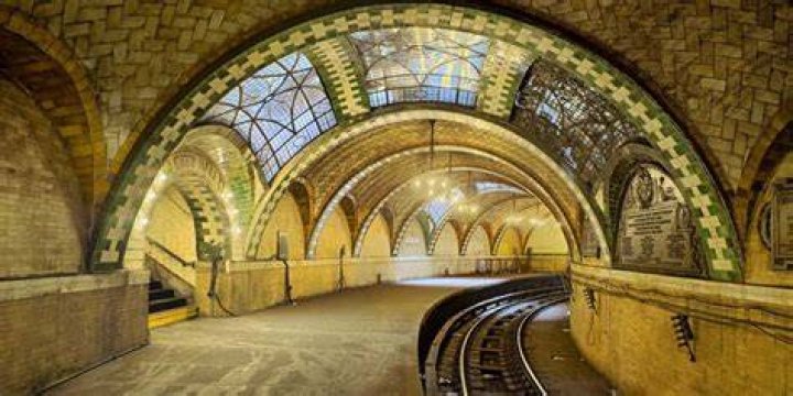 How do I get the abandoned City Hall station?