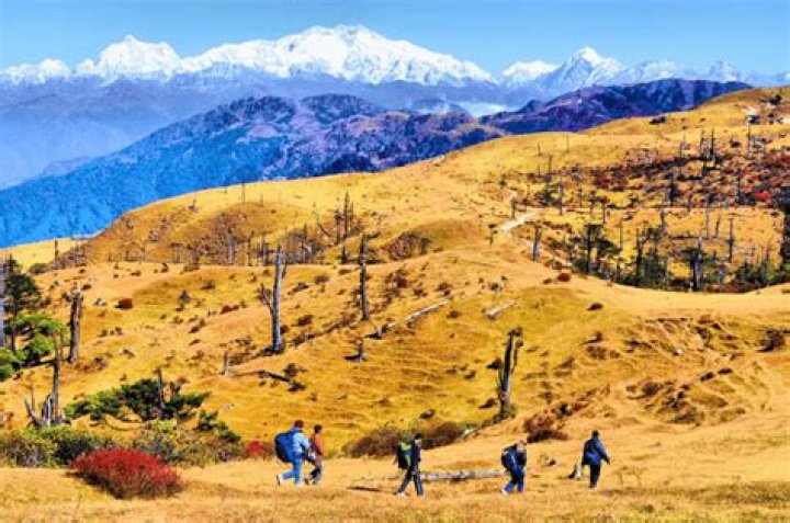 How do I get to Sandakphu from Manebhanjan?