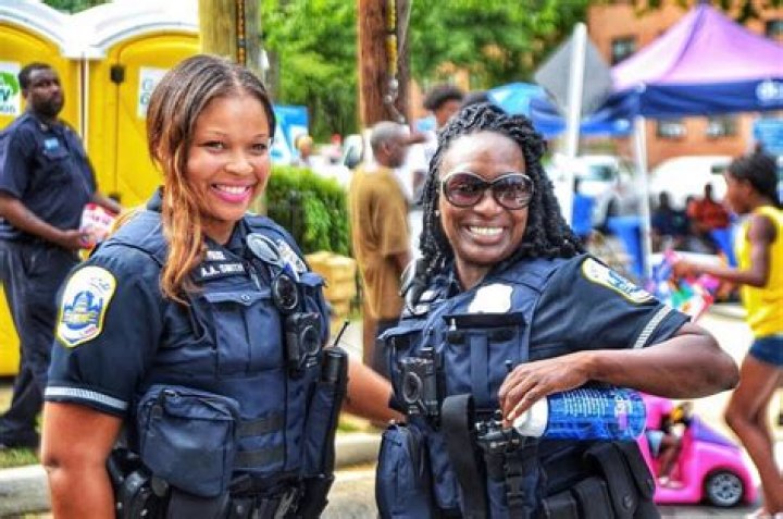 How long do police officers train in Jamaica?