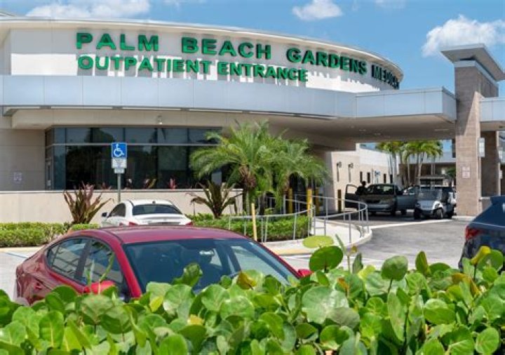 How many beds does Palm Beach Gardens Medical Center have?