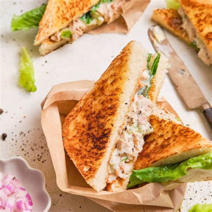 How much fat is in a bacon sandwich?