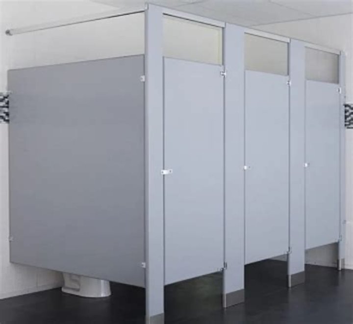 How wide are bathroom partitions?