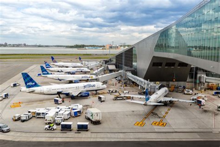 Is an airport a public good?
