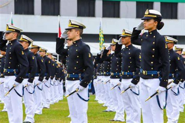 Quais os requisitos para ingressar na Escola Naval?