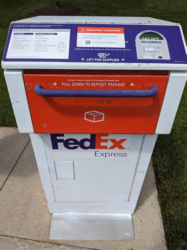 What does a FedEx account executive do?