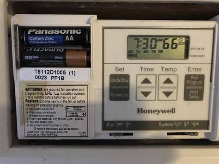 What does bAt lo mean on a Honeywell thermostat?