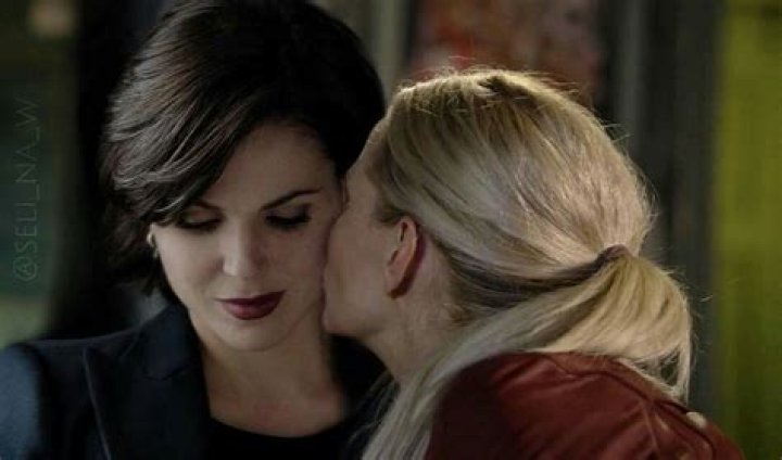 What episode does Emma kiss Regina?