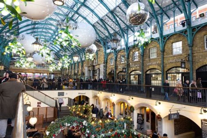 What is a popular shopping destination in London?
