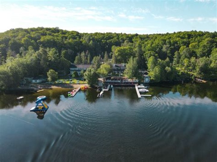 What lake is camp Tanamakoon on?