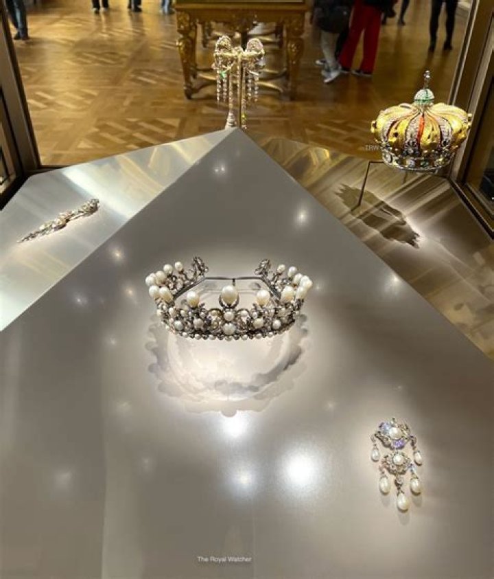 Where are the Crown Jewels stored in London?