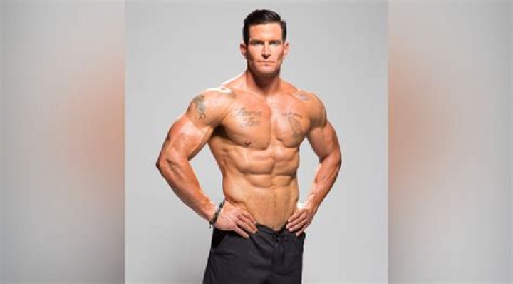Where does Steve Weatherford live?