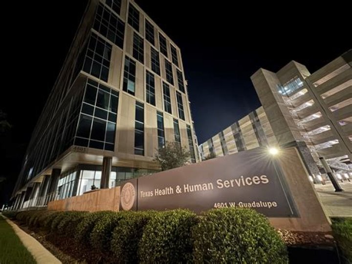 Where is the HHS headquarters located?