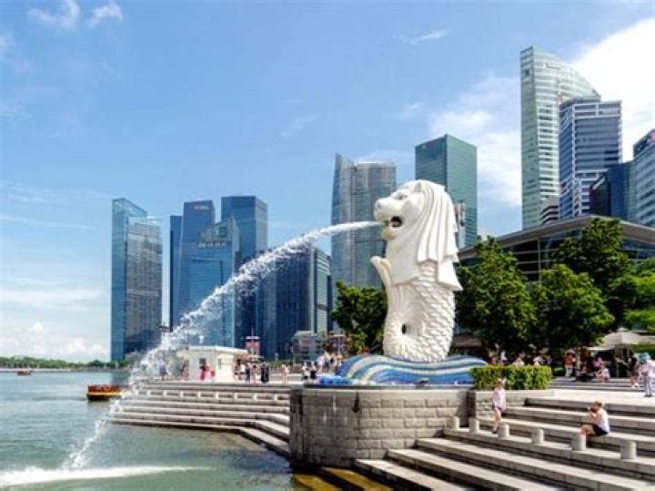 Who is the designer of the famous Merlion?