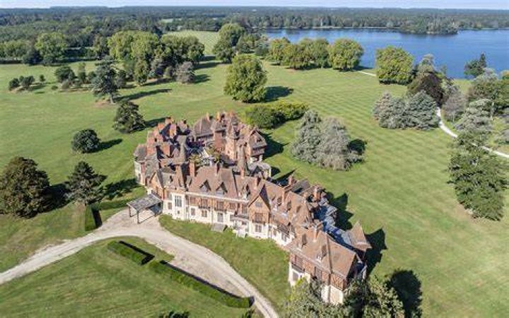 Who owned the chateau before the strawbridges?